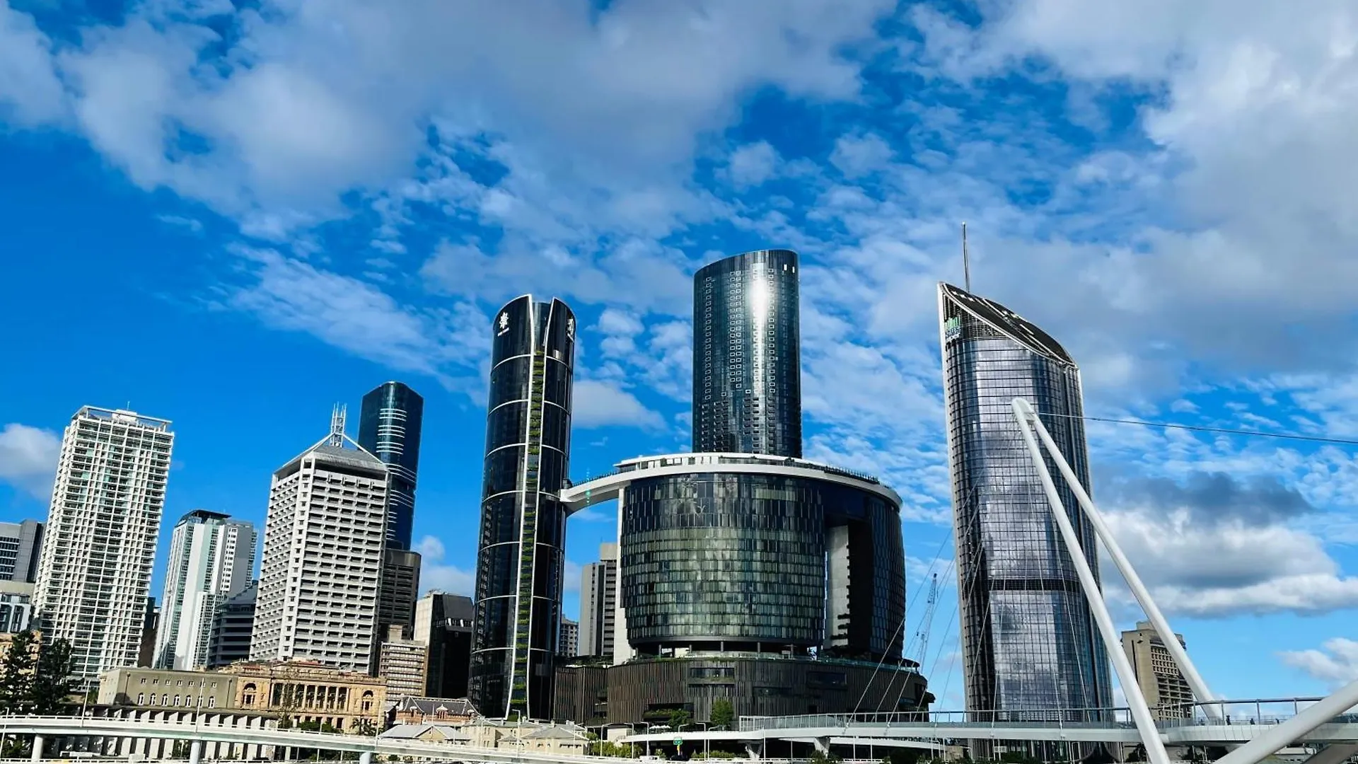 Luxury Breathtaking City View Apartment Ensuite & Parking